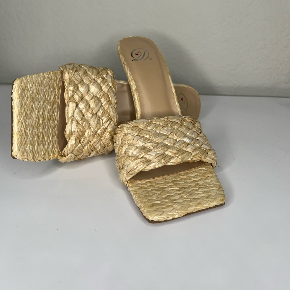 sandals(brand new never worn)